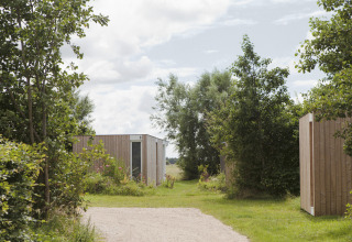 Cabanes en bois modernes au camping verdoyant Strand49 - Strandlodges & Cabins en Hollande du Nord.