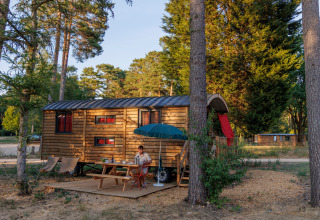 Hébergement glamping en bois dans une forêt au Camping Huttopia De Meinweg, Limbourg, Pays-Bas.