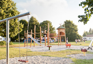 Spielplatz auf Camping Heidehof Glamping Baden-Württemberg mit Rutsche, Schaukeln und grüner Umgebung.