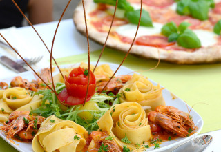 Lækker pastaret og pizza serveret på bord ved Camping Heidehof - Glamping Baden-Württemberg.