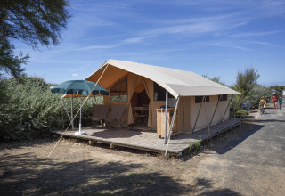 Glamping accommodatie aan Huttopia Côte Sauvage - Ile de Ré - Glamping Nouvelle-Aquitaine, met tent en terras.