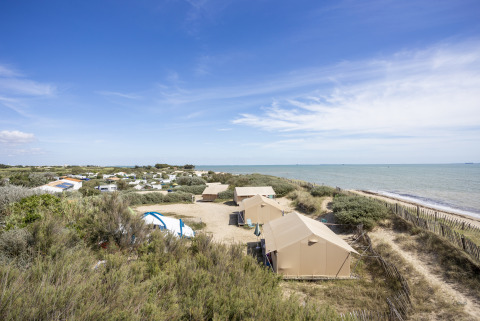 Glampingplads Huttopia Côte Sauvage - Ile de Ré med telte ved stranden i Nouvelle-Aquitaine, Frankrig.