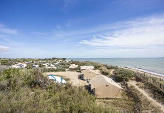 Glampingplads Huttopia Côte Sauvage - Ile de Ré med telte ved stranden i Nouvelle-Aquitaine, Frankrig.