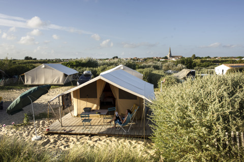 Alojamiento glamping en Huttopia Côte Sauvage - Ile de Ré, con tiendas elegantes y vistas naturales en Nouvelle-Aquitaine.