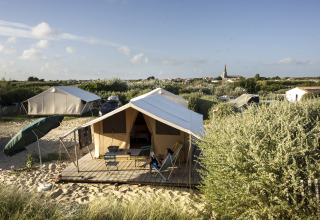 Glamping accommodatie Huttopia Côte Sauvage - Ile de Ré met stijlvolle tenten en natuurrijke omgeving in Nouvelle-Aquitaine.