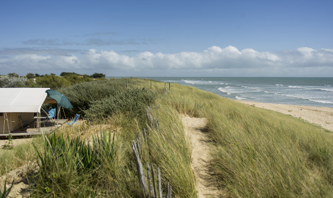 Hébergement glamping en bord de mer à Huttopia Côte Sauvage - Ile de Ré, Nouvelle-Aquitaine, France.