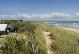 Hébergement glamping en bord de mer à Huttopia Côte Sauvage - Ile de Ré, Nouvelle-Aquitaine, France.