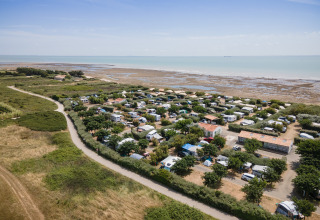 Luftfoto af glampingstedet Huttopia Côte Sauvage - Ile de Ré ved kysten i Nouvelle-Aquitaine, Frankrig.