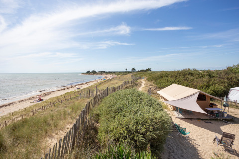 Glamping ved stranden på Huttopia Côte Sauvage - Ile de Ré i Nouvelle-Aquitaine med udsigt over havet.