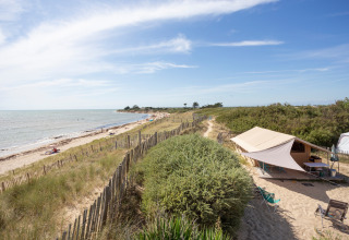 Glamping ved stranden på Huttopia Côte Sauvage - Ile de Ré i Nouvelle-Aquitaine med udsigt over havet.