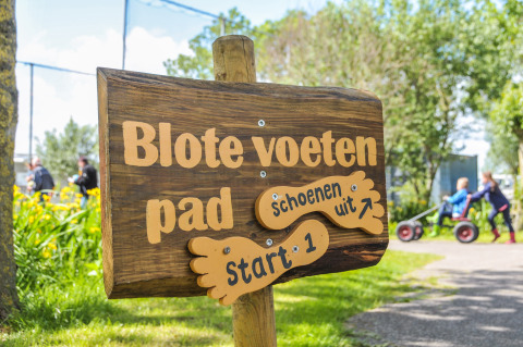Træskilt ved Boerderij De Boerinn – Safaritenten Utrecht, starter blotevoetenpad for bare fødder.