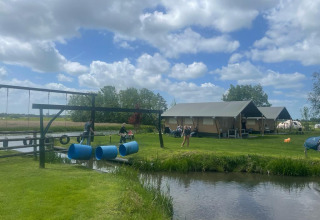 Glamping bei Boerderij De Boerinn – Safarizelte, Spielplatz und Kinder am Wasser in Utrecht, Niederlande.