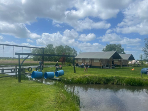 Glamping bij Boerderij De Boerinn – safaritenten, speelplaats en kinderen bij het water in Utrecht, Nederland.