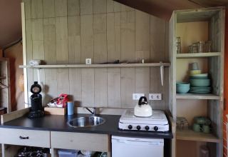 Lille køkken i glampingtelt på Boerderij De Boerinn – Safaritenten Utrecht med service og komfur.