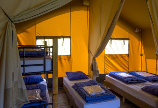 Gezellig ingerichte glampingtent met stapelbedden en eenpersoonsbedden bij Boerderij De Boerinn – Safaritenten Utrecht.