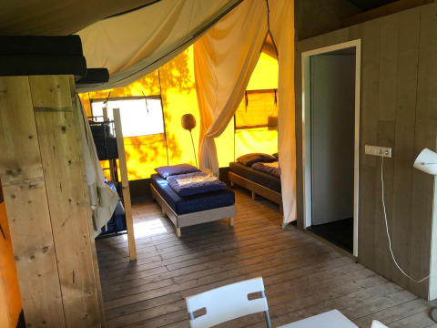 Indvendigt moderne glamping-telt på Boerderij De Boerinn – Safaritenten i Utrecht, med komfortable senge.