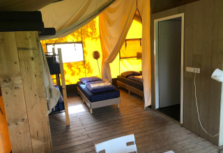 Indvendigt moderne glamping-telt på Boerderij De Boerinn – Safaritenten i Utrecht, med komfortable senge.
