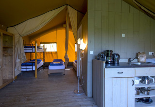 Binnenkant van glampingaccommodatie bij Boerderij De Boerinn – Safaritenten Utrecht met keuken en bedden.