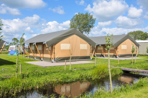 Glamping in safaritenten bij Boerderij De Boerinn te Utrecht, omgeven door groen en sloten