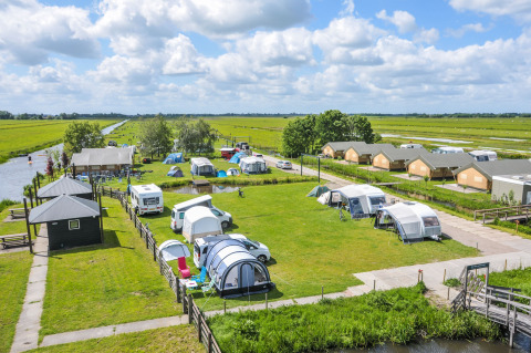 Vue aérienne de Boerderij De Boerinn – Safaritenten Utrecht avec tentes glamping, campings-cars et champs verts.