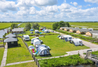Luftaufnahme von Boerderij De Boerinn – Safaritenten Utrecht mit Zelten, Wohnwagen und Feldern.