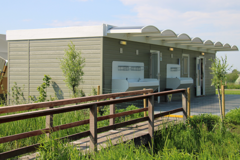 Buitenkant van Boerderij De Boerinn – Safaritenten Utrecht met moderne wasfaciliteiten voor glamping.