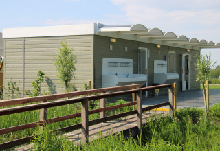 Installations extérieures à Boerderij De Boerinn – Safaritenten Utrecht, zone glamping avec lavabos modernes.