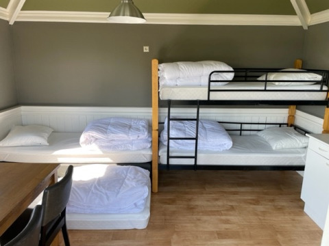 Chambre avec lits superposés et lits simples au Boerderij De Boerinn – Safaritenten Utrecht glamping aux Pays-Bas.