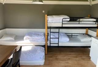 Chambre avec lits superposés et lits simples au Boerderij De Boerinn – Safaritenten Utrecht glamping aux Pays-Bas.