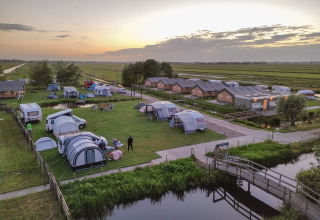 Glamping og campingplads ved solnedgang på Boerderij De Boerinn – Safaritenten Utrecht, Holland