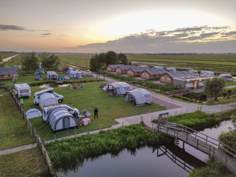 Zonsondergang over glamping en camping Boerderij De Boerinn – Safaritenten Utrecht in Nederland