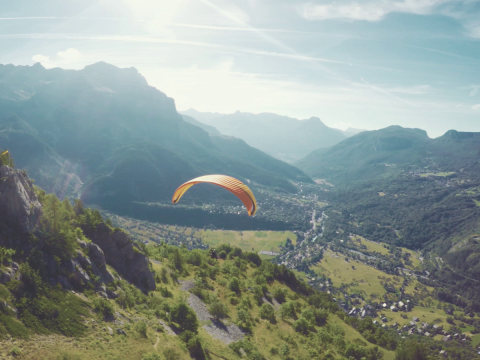 Blick auf Paragliding über das Tal nahe Huttopia La Clarée Glamping in den Hautes-Alpes, Frankreich