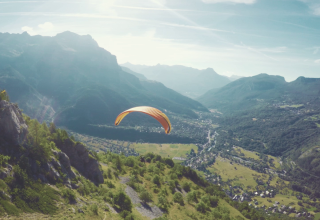 Vista panorámica del parapente sobre el valle junto a Huttopia La Clarée glamping en Hautes-Alpes, Francia