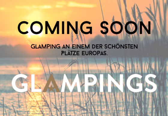 Anuncio de glamping de 'Campingplatz Böhmeschlucht - Campingpods en Niedersachsen' al atardecer.