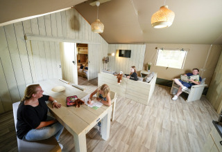 Familia disfruta de su estancia en un cómodo glamping en Serengeti Park - Tongasoa Lodges, Baja Sajonia.