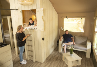 Gezin geniet van hun glamping accommodatie bij Serengeti Park Tongasoa Lodges, Nedersaksen, Nederland.