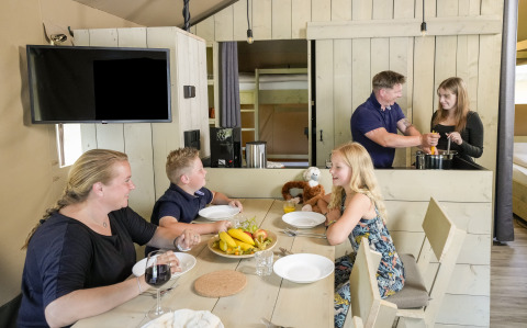 Familie genießt gemeinsame Zeit in einer Glamping-Lodge im Serengeti Park Tongasoa, Niedersachsen.