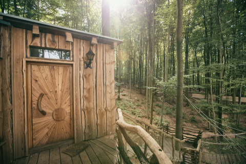 Alojamiento glamping en casa del árbol, en el bosque de Baumhausherberge Robins Nest - Boomhutten Hessen.