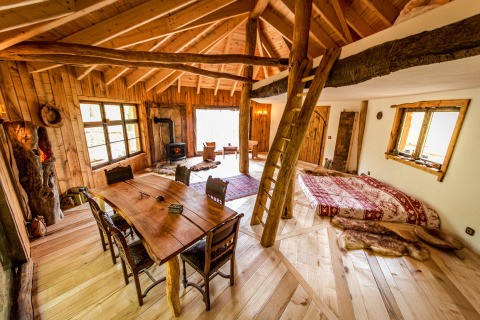 Rustiek houten glamping-interieur in Baumhausherberge Robins Nest, boomhutaccommodatie in Hessen, Duitsland.