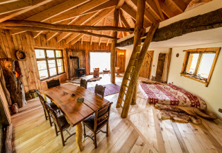 Rustiek houten glamping-interieur in Baumhausherberge Robins Nest, boomhutaccommodatie in Hessen, Duitsland.