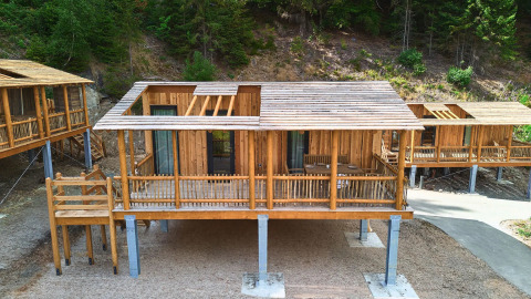 Boomhutten op palen in een bosrijke heuvel, glamping bij UplandParcs Sauerland, Noordrijn-Westfalen.