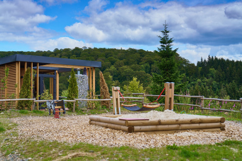 Alloggio glamping UplandParcs Sauerland - Boomhutten con sabbiera e amache in Renania Settentrionale-Vestfalia.