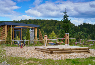 Glampingaccommodatie UplandParcs Sauerland - Boomhutten met zandbak en hangmatten in Noordrijn-Westfalen.