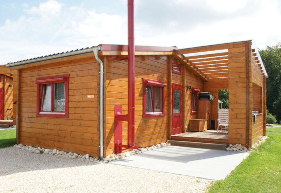 Bungaló de madera con detalles rojos en Camping & Vakantiepark Orsingen, Baden-Württemberg, perfecto para glamping.