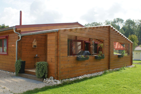 Bungaló de madera en Camping & Vakantiepark Orsingen, ideal para glamping en Baden-Württemberg, Alemania.