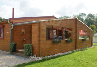 Bungaló de madera en Camping & Vakantiepark Orsingen, ideal para glamping en Baden-Württemberg, Alemania.