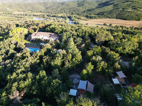 Vista aérea de Agriturismo & Glamping Serraiola Alta en la Toscana, con tiendas de campaña y piscina.