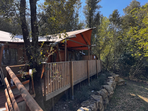 Glampingunterkunft bei Agriturismo & Glamping Serraiola Alta mitten im Wald in der Toskana, Italien.