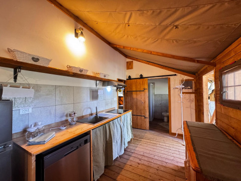 Cucina in una tenda glamping di lusso presso Agriturismo & Glamping Serraiola Alta in Toscana, Italia.