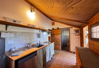 Área de cocina en una tienda de glamping de lujo en Agriturismo & Glamping Serraiola Alta en la Toscana, Italia.